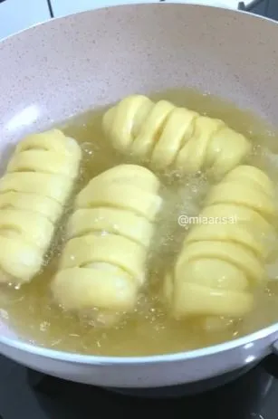 roti goreng isi pisang coklat