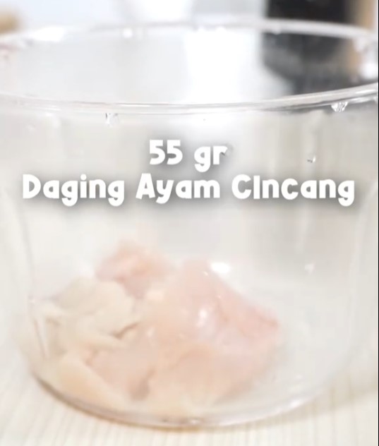 menghaluskan daging ayam