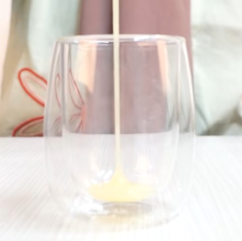 masukkan susu ke gelas