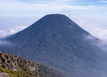 10 Gunung di Jawa Barat Favorit Pendakian!