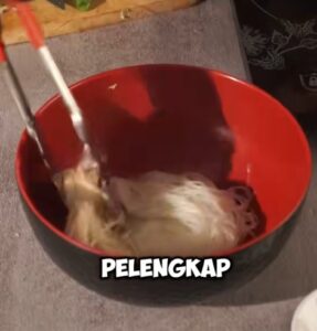 tambahkan bihun dan enoki